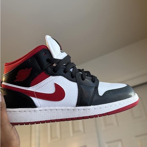 selling air jordan 1 mid GS (gradeschool) - Picture 2 of 2